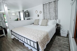 1 bedroom, desk, iron/ironing board, free WiFi - King Bed & Walk-In Shower - Ample Amenities + W/D (Wichita)