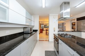 Microwave, oven, stovetop - Exceptional, homey and large 3BR house close to Provenza (Medellín)