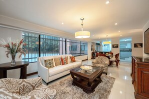 TV - Exceptional, homey and large 3BR house close to Provenza (Medellín)