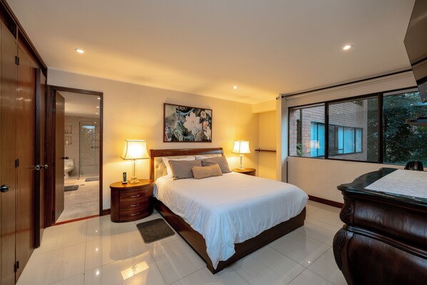 3 bedrooms, iron/ironing board, WiFi, bed sheets - Exceptional, homey and large 3BR house close to Provenza (Medellín)