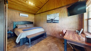 1 bedroom, desk, WiFi, bed sheets - VIP Cabin B with Lake Views and Private Lake Access with Dock (Ingram)
