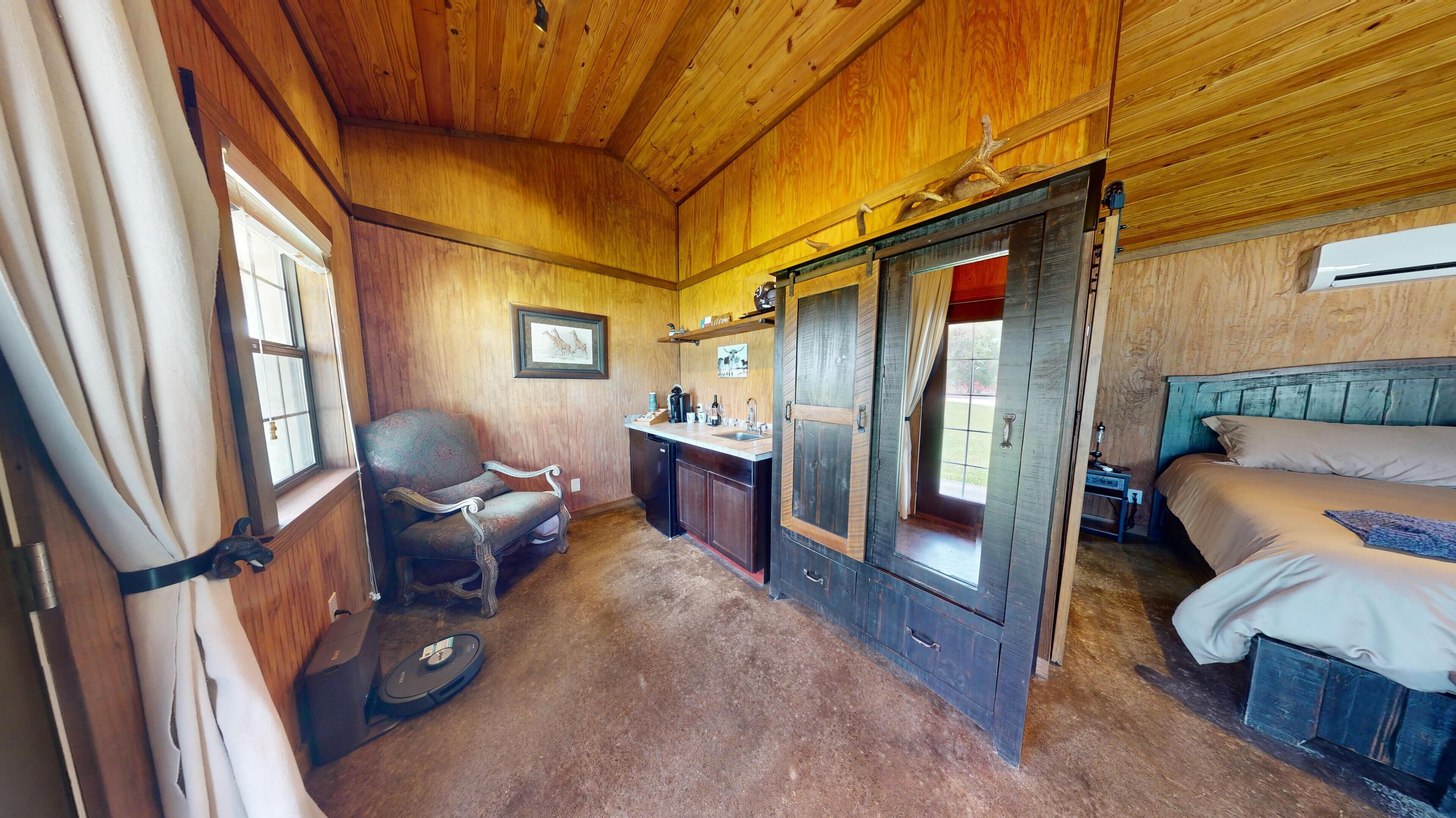 1 bedroom, desk, WiFi, bed sheets
