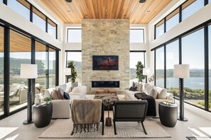 Smart-tv, eldstad, tv-spel och böcker