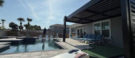 Una piscina al aire libre