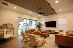 Smart-TV, Stereoanlage, Computerbildschirme