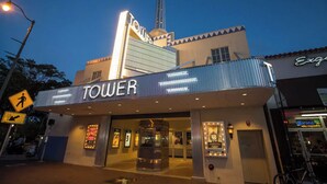 Teatre amb una cartelera que diu 'TOUCHED' i 'TOWER'.