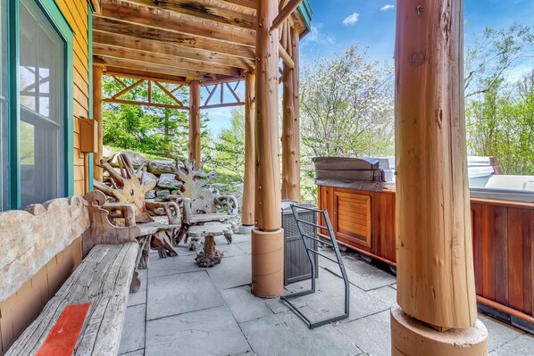 Terrace/patio - Walk on/Ski off @Stratton, hot tub, king beds, 2 living spaces, shuttle! (Stratton)