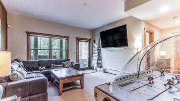 Una Smart TV, una chimenea