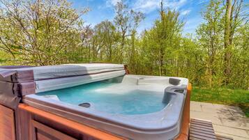 Bañera de hidromasaje al aire libre