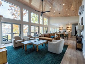 Smart-TV, peis og bøker