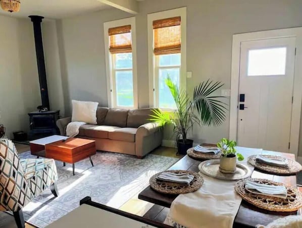 TV, fireplace, books, offices - Coastal Charm with Hot Tub (Samoa)