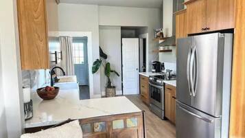 Een koelkast, een microgolfoven, een oven, een kookplaat