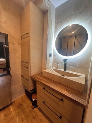 Douche, sèche-cheveux, serviettes fournies, savon