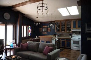 Fernseher, Kamin, Bücher