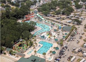 Vista aèria d'un complex turístic amb diverses piscines, tobogans aquàtics i una zona d'aparcament amb autocaravanes.