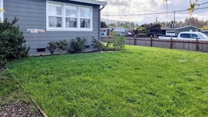 Property grounds - Charming Family Retreat in Town (Arcata)