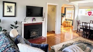 TV, books - Charming Family Retreat in Town (Arcata)