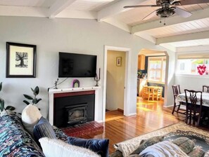 TV, books - Charming Family Retreat in Town (Arcata)