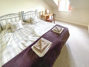3 bedrooms, free WiFi, bed sheets, wheelchair access