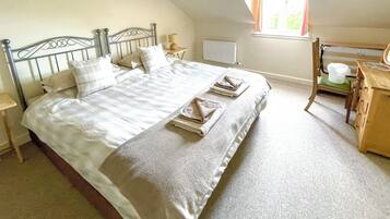 3 bedrooms, free WiFi, bed sheets, wheelchair access