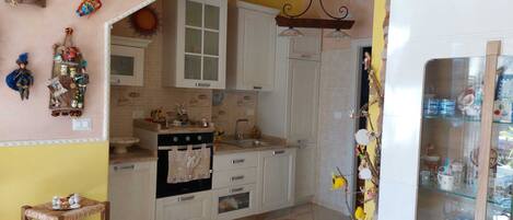 Réfrigérateur, four, plaque de cuisson, cafetière/bouilloire