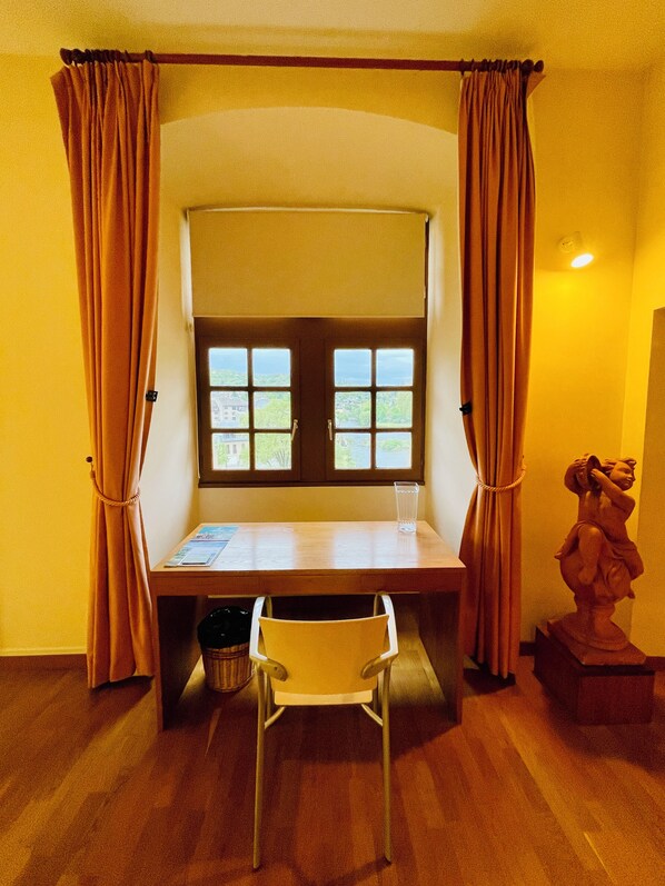 1 quarto, escrivaninha, espaço de trabalho para notebook