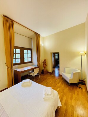 Family Apartment | Desk, laptop workspace, blackout drapes, soundproofing - Appart'Hôtel - Au Vieux Palais (Espalion)