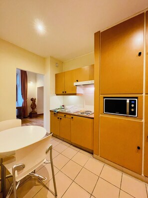 Family Apartment | Private kitchen | Mini-fridge, microwave, stovetop, electric kettle - Appart'Hôtel - Au Vieux Palais (Espalion)