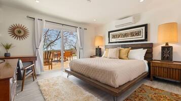 4 slaapkamers, een bureau, een strijkplank/strijkijzer, reisbedje