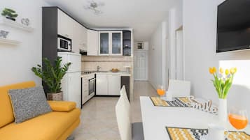 Lejlighed - strandudsigt | Privat køkken | Køleskab/fryser i fuld størrelse, mikrobølgeovn, ovn, kogeplade