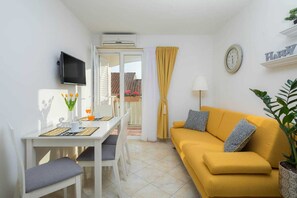 Apartment, Beach View | Living area | LED TV - Lavica seaside apartments (Podstrana)
