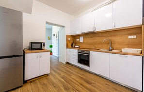 Frigorifero, forno, piano cottura, lavastoviglie