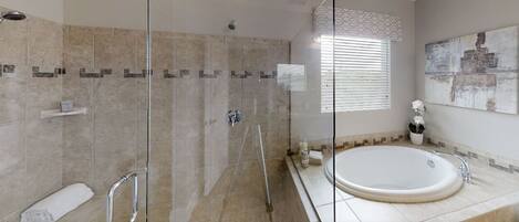 Sèche-cheveux, serviettes fournies, savon, papier toilette