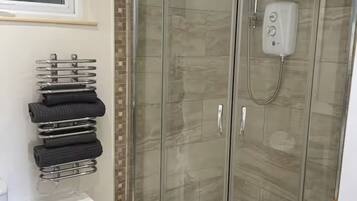 Douche, sĂšche-cheveux, serviettes fournies, savon