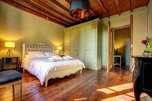 4 bedrooms, iron/ironing board, travel crib, free WiFi