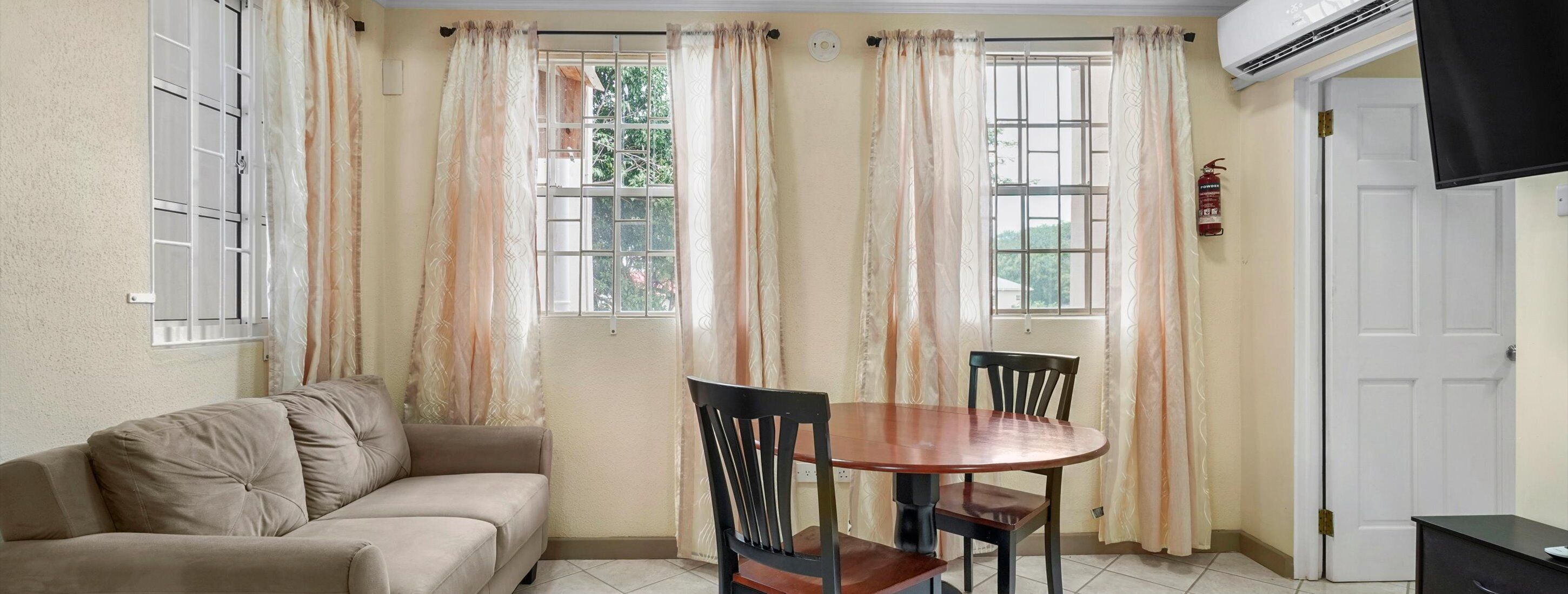 经济公寓, 1 张大床, 私人浴室, 一层 | 起居区 | 50-英寸智能电视（配备数码频道）、Netflix、Hulu