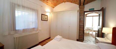 2 habitaciones, tabla de planchar con plancha, wifi y ropa de cama