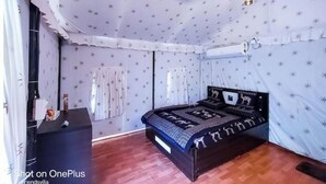 Une chambre à coucher avec un lit, un bureau et une armoire.