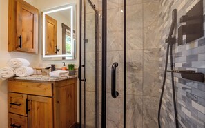 Hårtork, handdukar, tvål och schampo