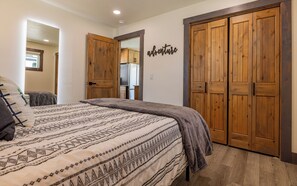 1 bedroom, iron/ironing board, WiFi, bed sheets - Beautiful NEW 1-bed, 1-bath right in downtown Cody! Sleeps up to 4.  (Cody)