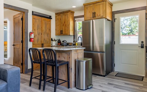 Beautiful NEW 1-bed, 1-bath right in downtown Cody! Sleeps up to 4. 