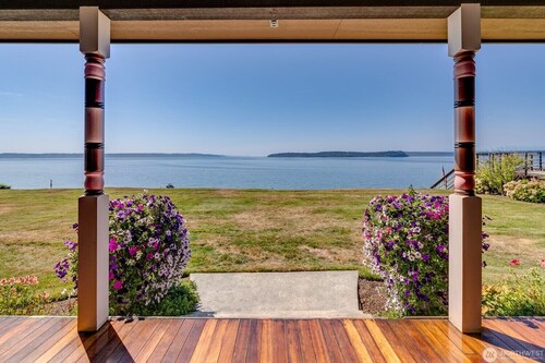 Luxury Victoria Home Bayfront w/Private Beach in the Heart of the City!