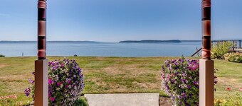 Luxury Victoria Home Bayfront w/Private Beach in the Heart of the City!