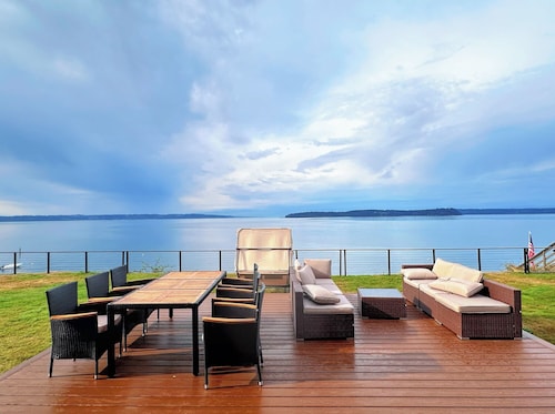 Luxury Victoria Home Bayfront w/Private Beach in the Heart of the City!