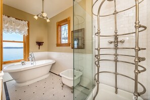 Bruser, hårtørrer, bidet, håndklæder