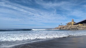 Sun loungers, beach towels - Modern, new, and spacious... just steps to Cerritos Beach (Playas Los Cerritos)