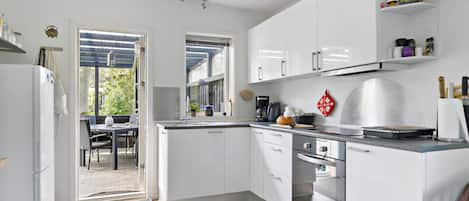 Refrigerador, parrilla de estufa y cafetera y tetera