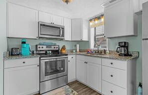 冷蔵庫、電子レンジ、オーブン、コンロ