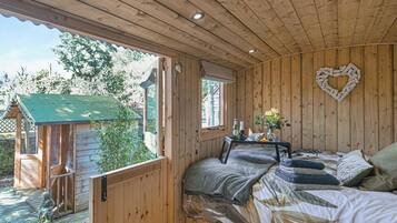 1 bedroom, bed sheets