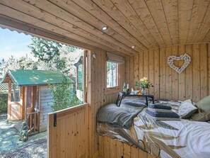 1 bedroom, bed sheets